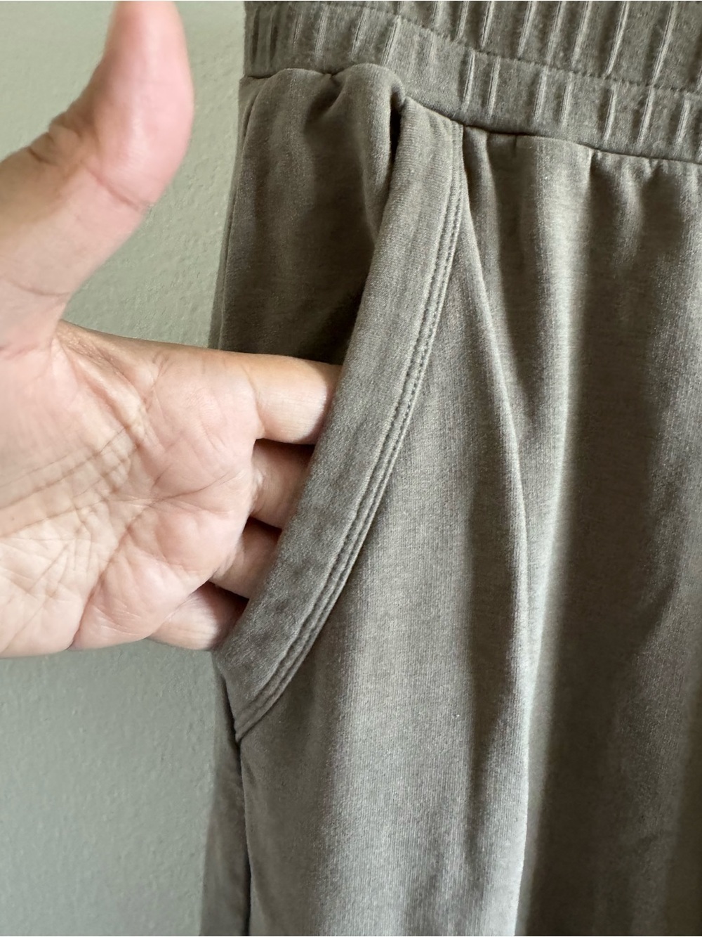 Alo Yoga Unwind Taupe Cargo Jogger Sweatpants size Small - Picture 4 of 8